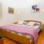 Damir Apartment Postira
