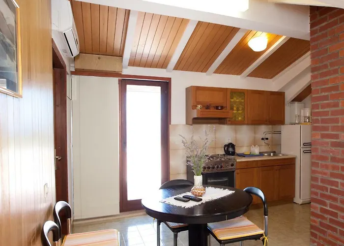 Damir Apartment Postira